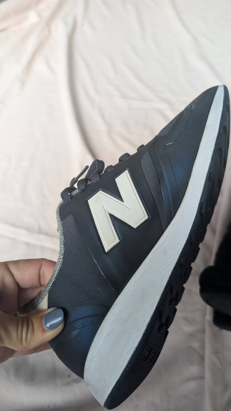 NEW BALANCE Metallic & Classic Blue Athletic – Size 5.5